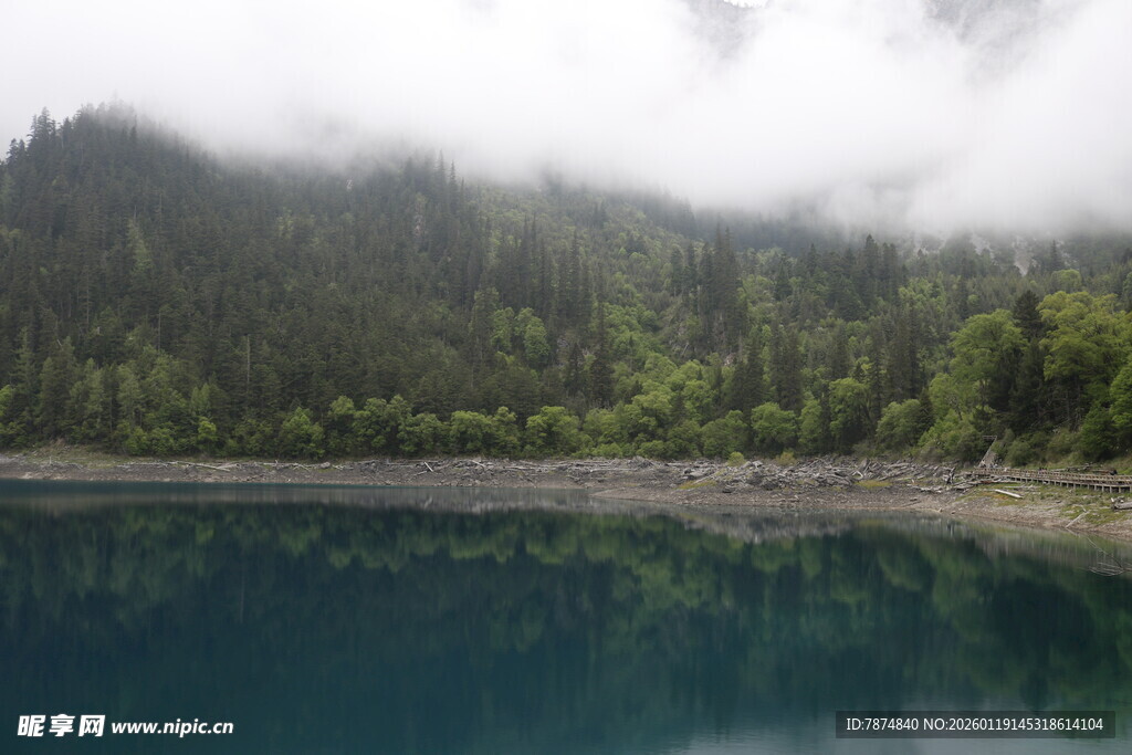 山间幽湖 云雾缭绕之景
