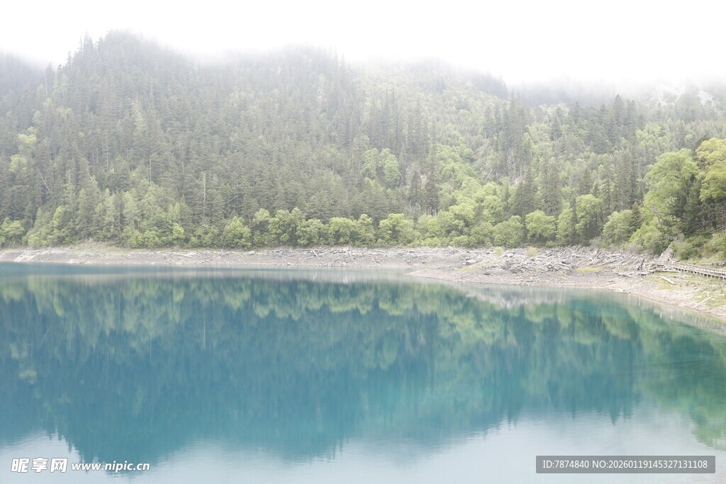 静谧蓝湖与葱郁山林