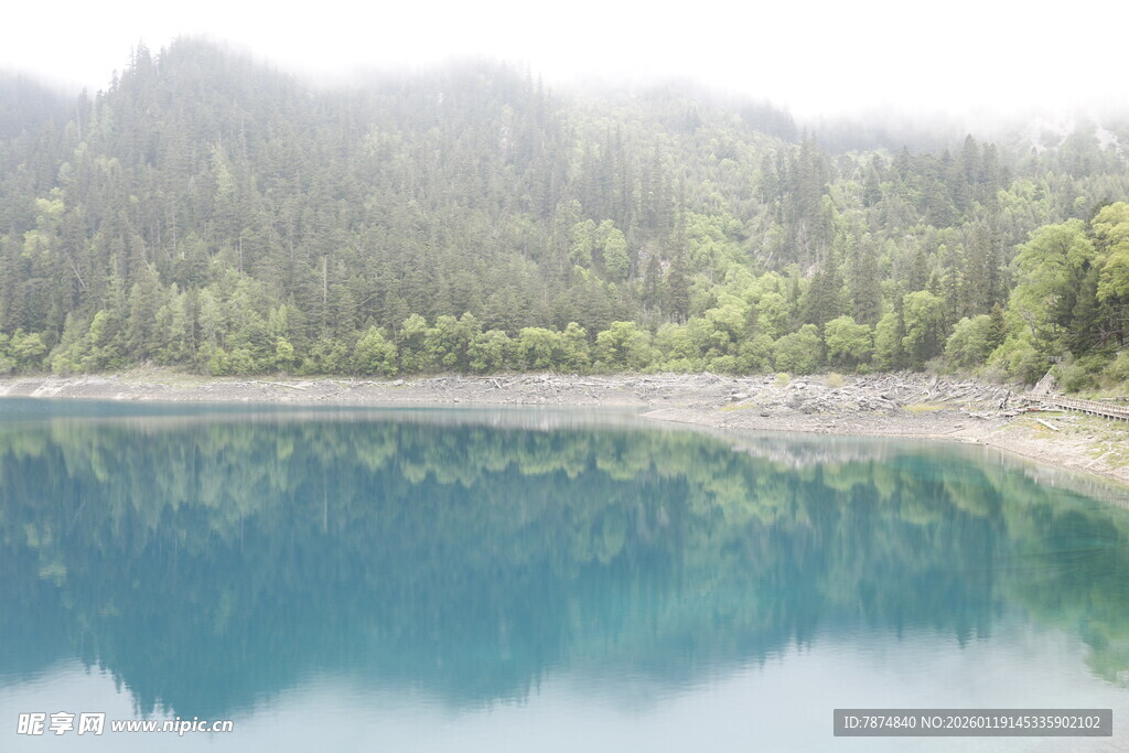 梦幻蓝湖 山林环绕之景