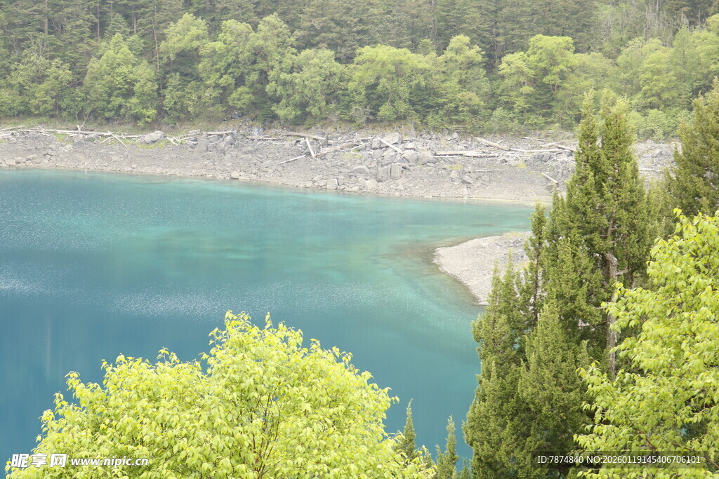 青山环抱的碧蓝色湖泊