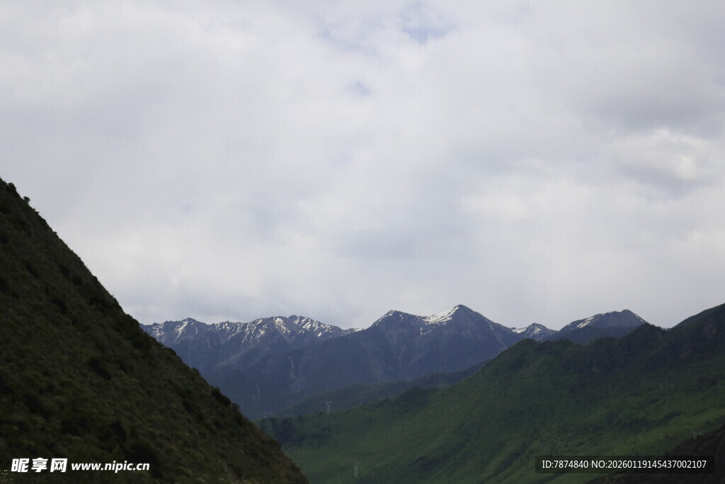 山峦云雾间的自然景致