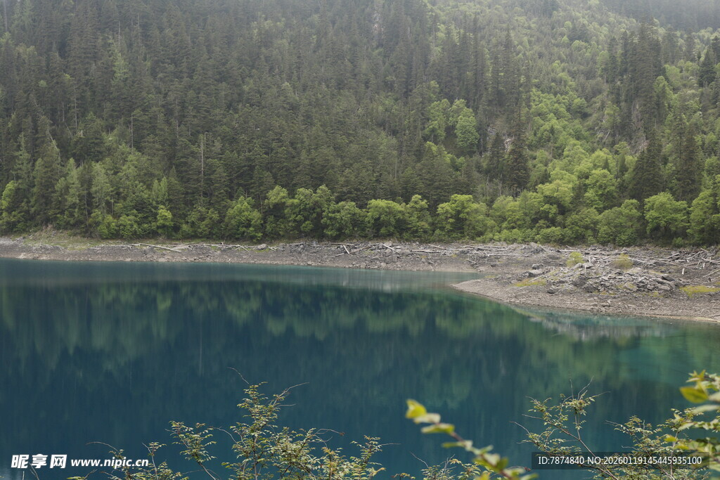静谧蓝湖与葱郁山林