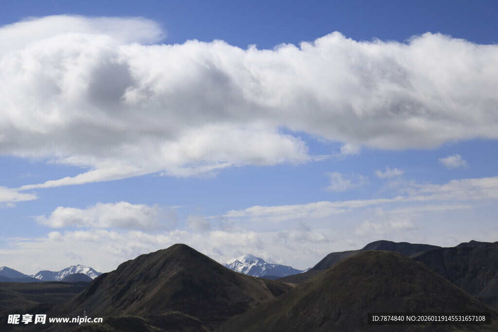 蓝天白云下的壮美山峦