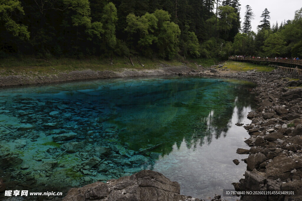 清澈蓝绿色山间湖泊美景