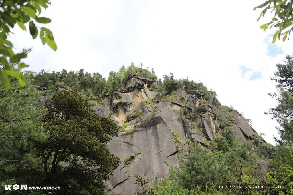 山林中的陡峭岩壁
