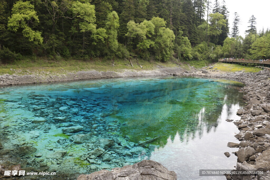 清澈蓝绿色山间水潭美景