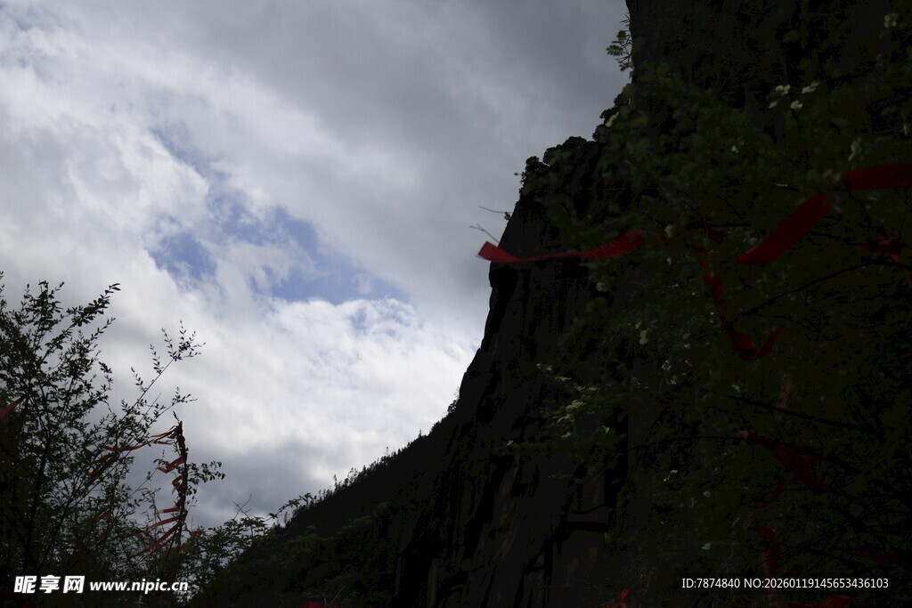 陡峭山崖与蓝天白云