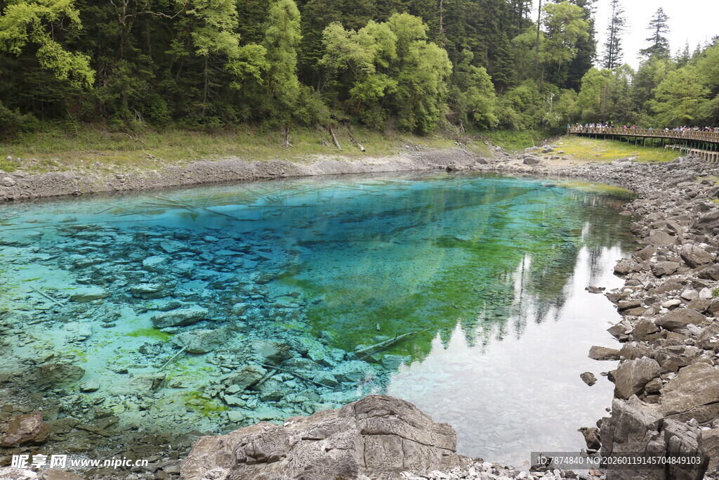 清澈见底的山间碧绿湖水