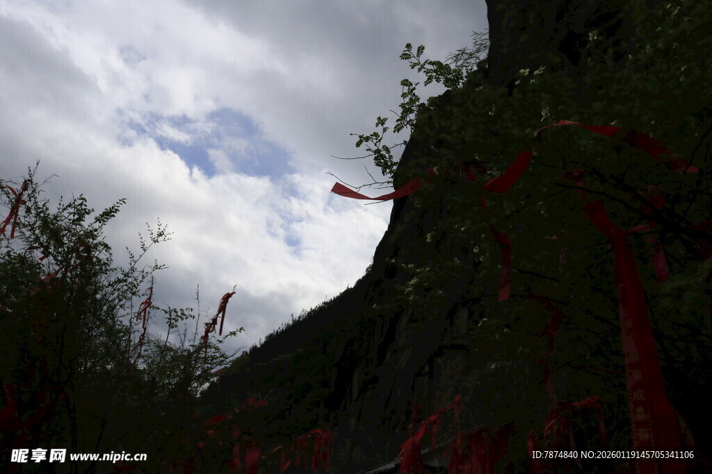 山间景色与空中飞鸟