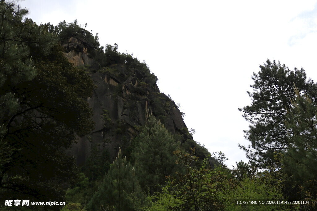 山林间的陡峭岩石景观