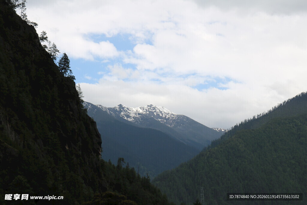 山间美景 远处雪山初现