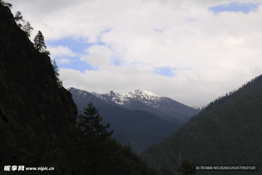 山间美景 远处雪山初现