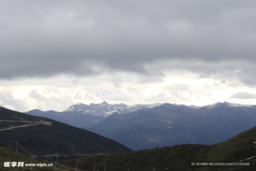 山间云景 远观巍峨山脉