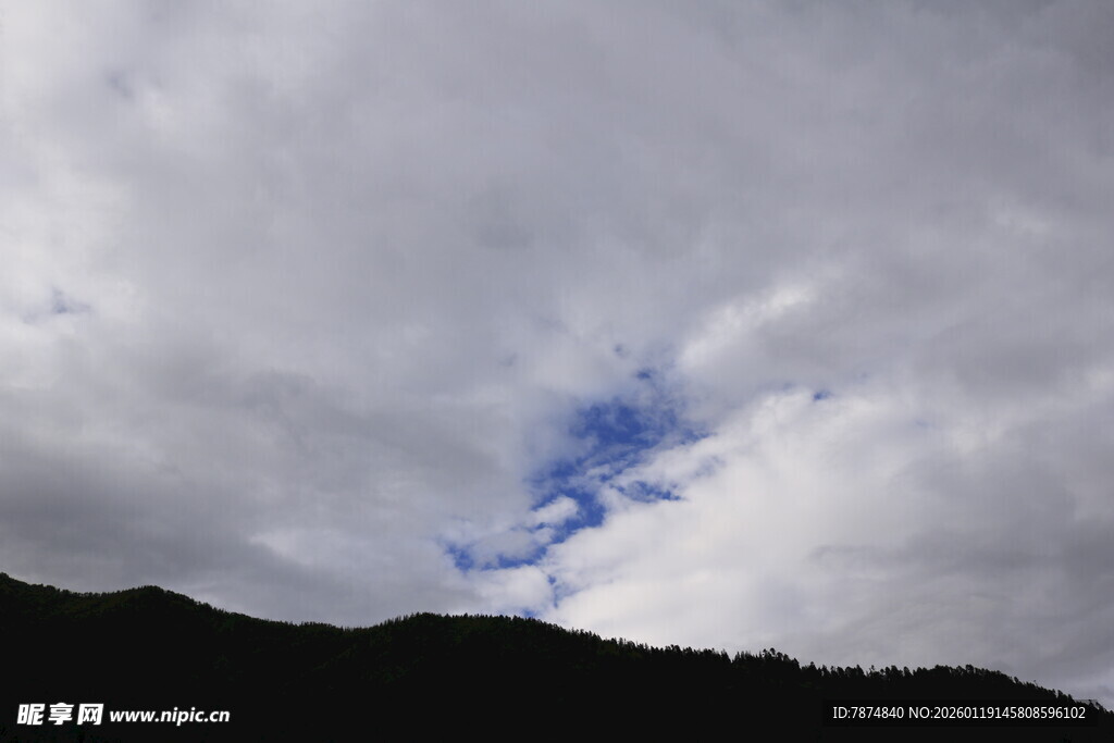 云隙间的蓝天与山峦