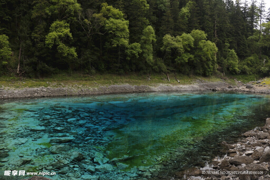 清澈蓝绿色山间湖泊美景