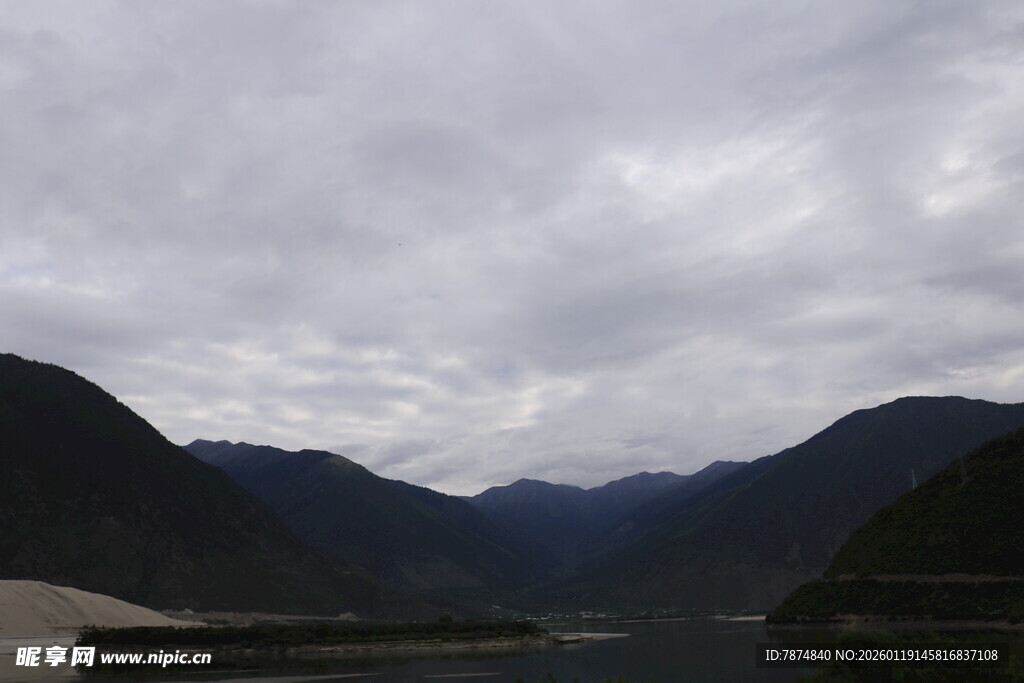 云雾缭绕的山水景致