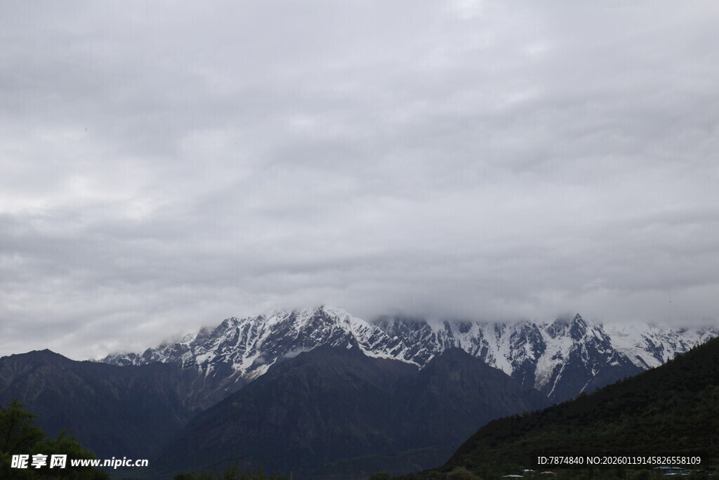 云雾缭绕下的巍峨雪山