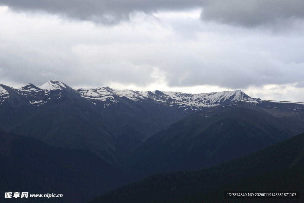 雪山云海壮丽自然景观