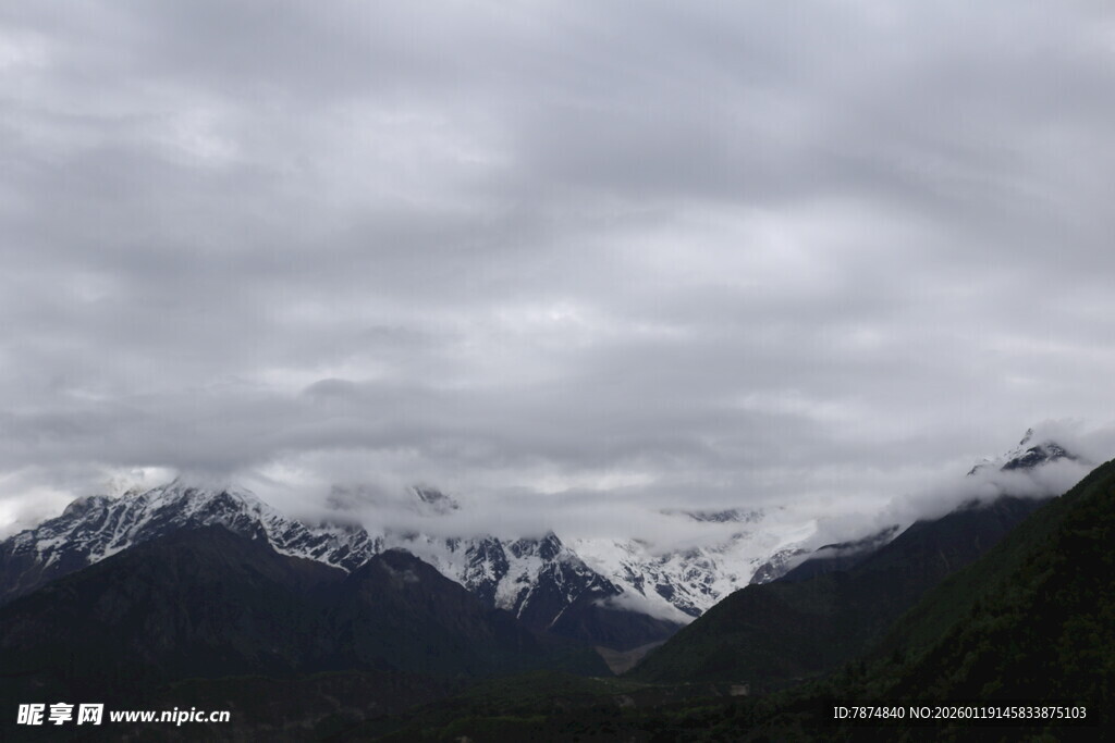 云雾缭绕的雪山美景
