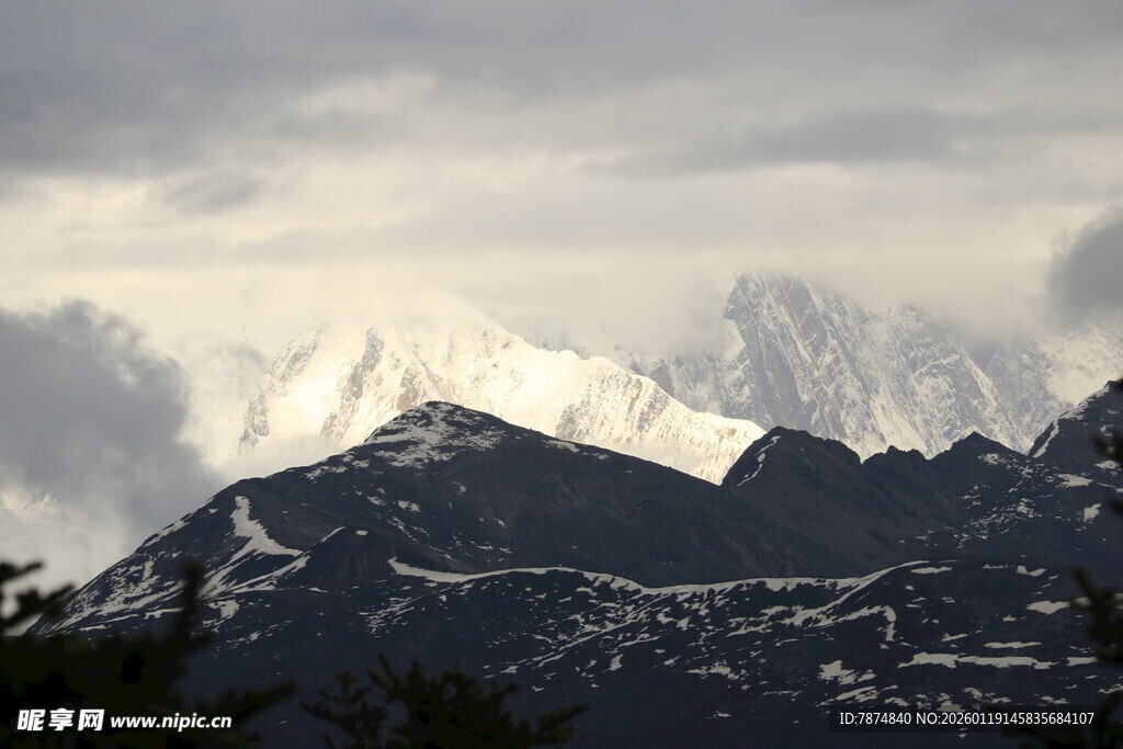 雪山壮丽景观