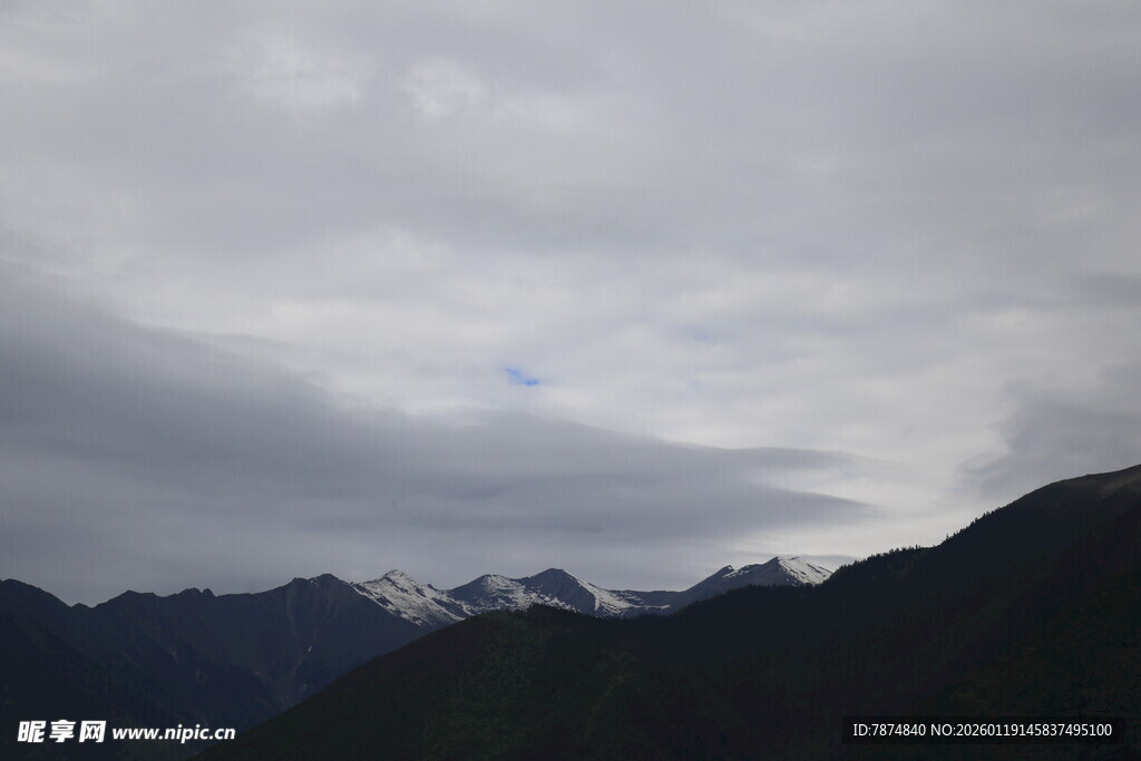 云雾缭绕下的山峦景色