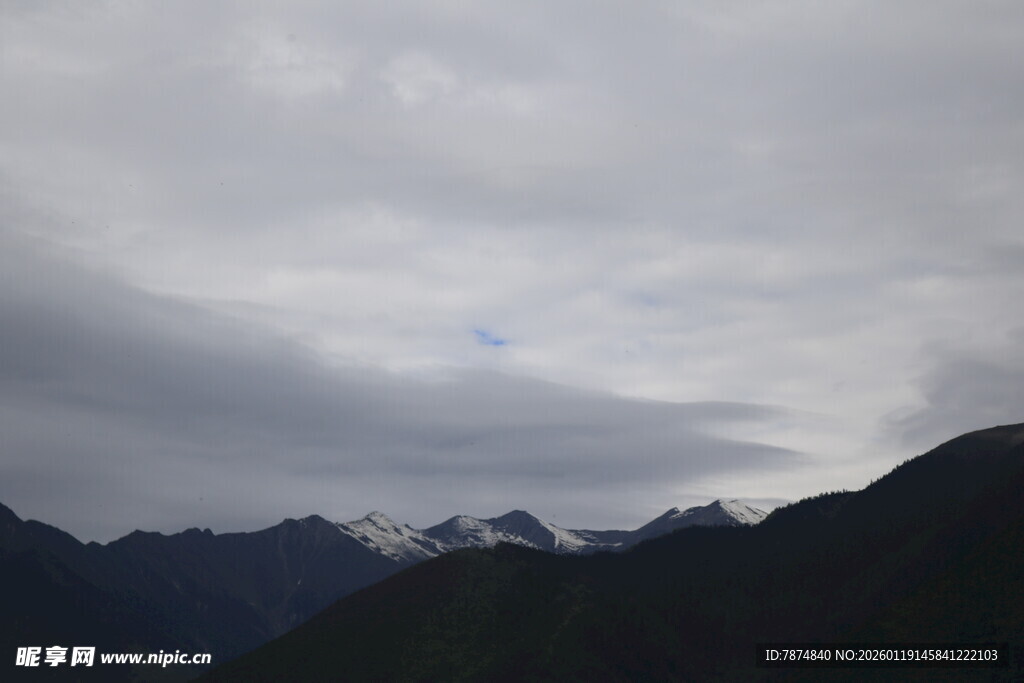 云雾缭绕的山峦景色