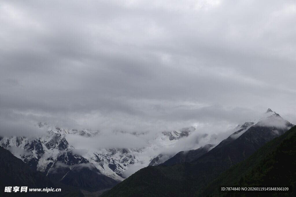 云雾缭绕的雪山美景