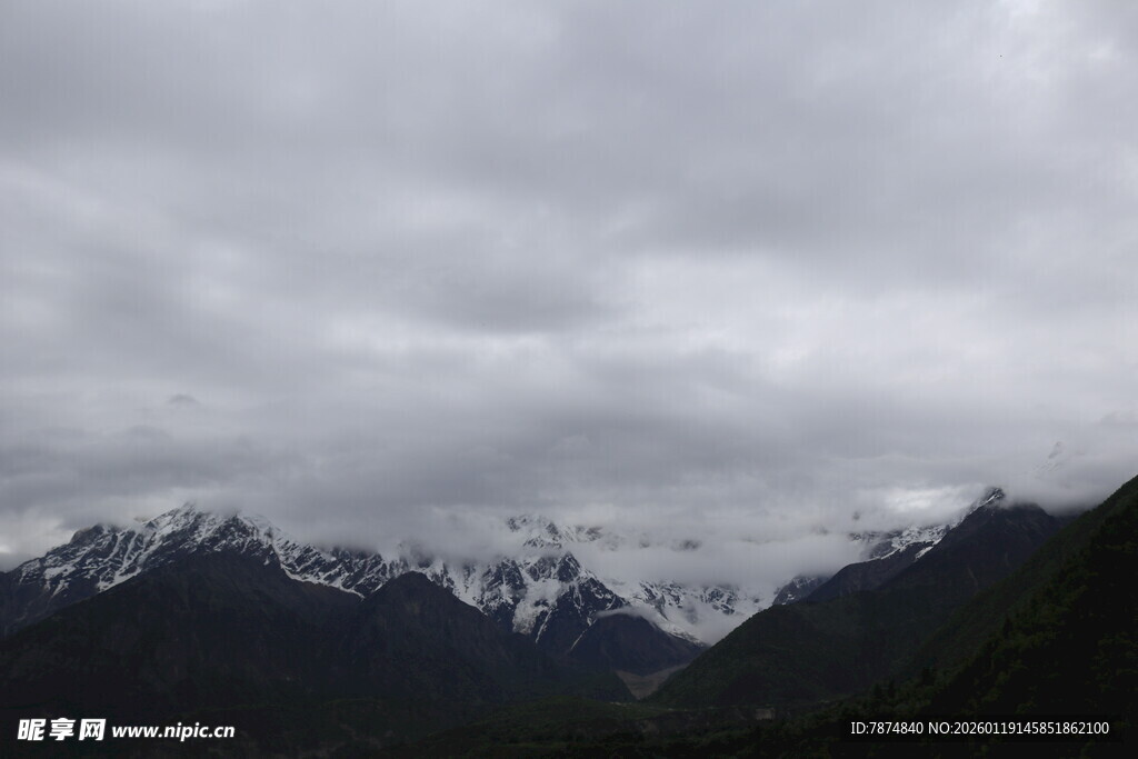 云雾缭绕的壮丽雪山