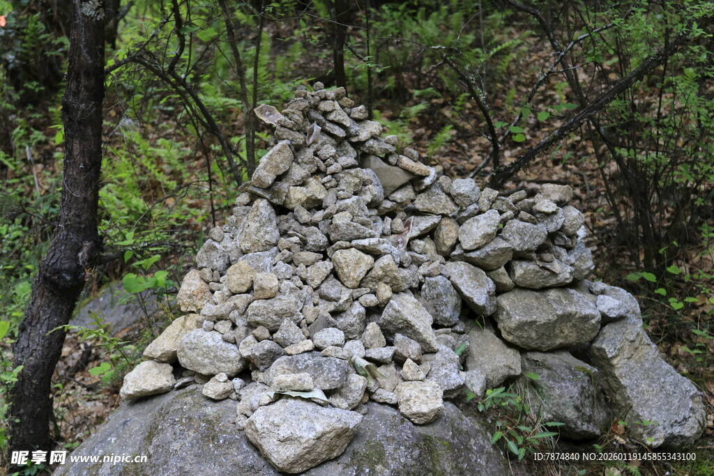 山间乱石堆