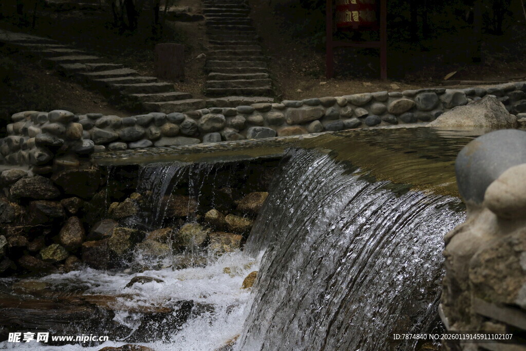 山间流水小瀑布景观