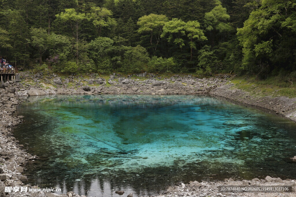 清澈蓝湖 山林环绕之美景