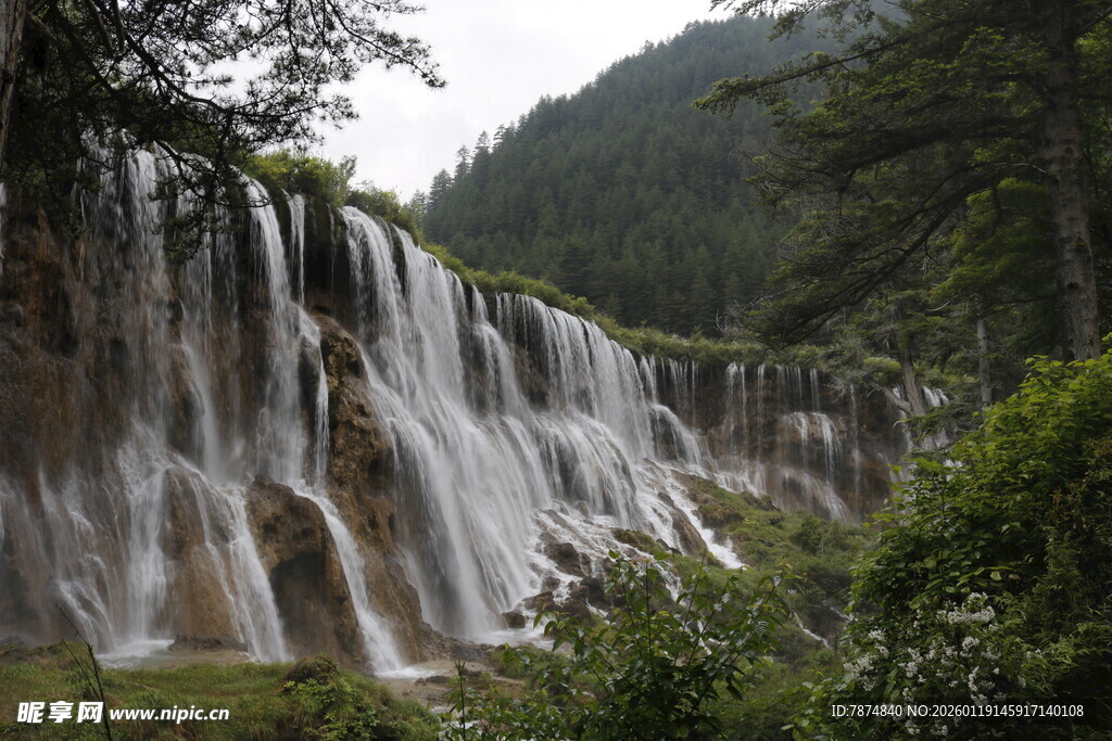 山间壮丽瀑布景观