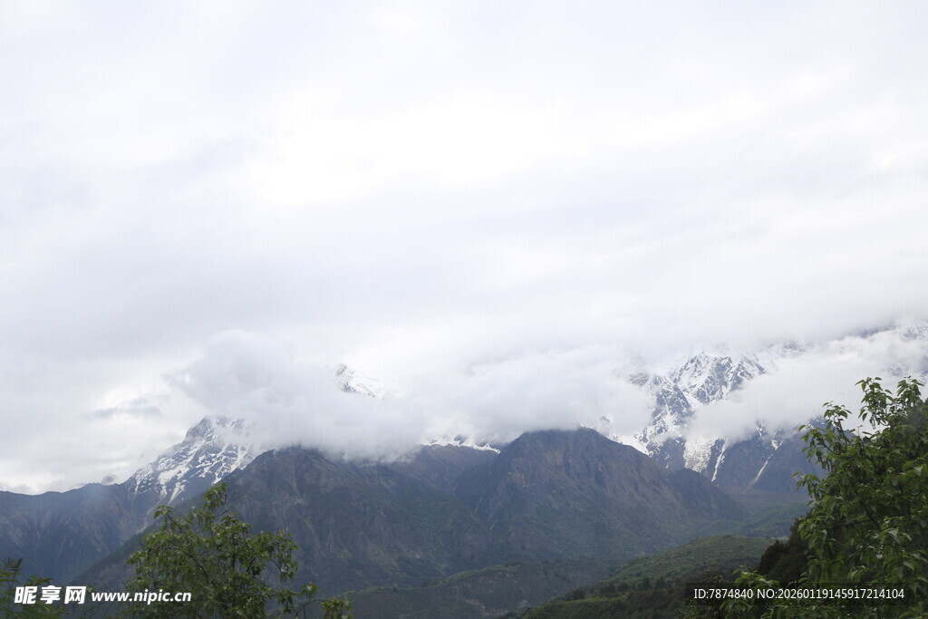 云雾缭绕的巍峨雪山
