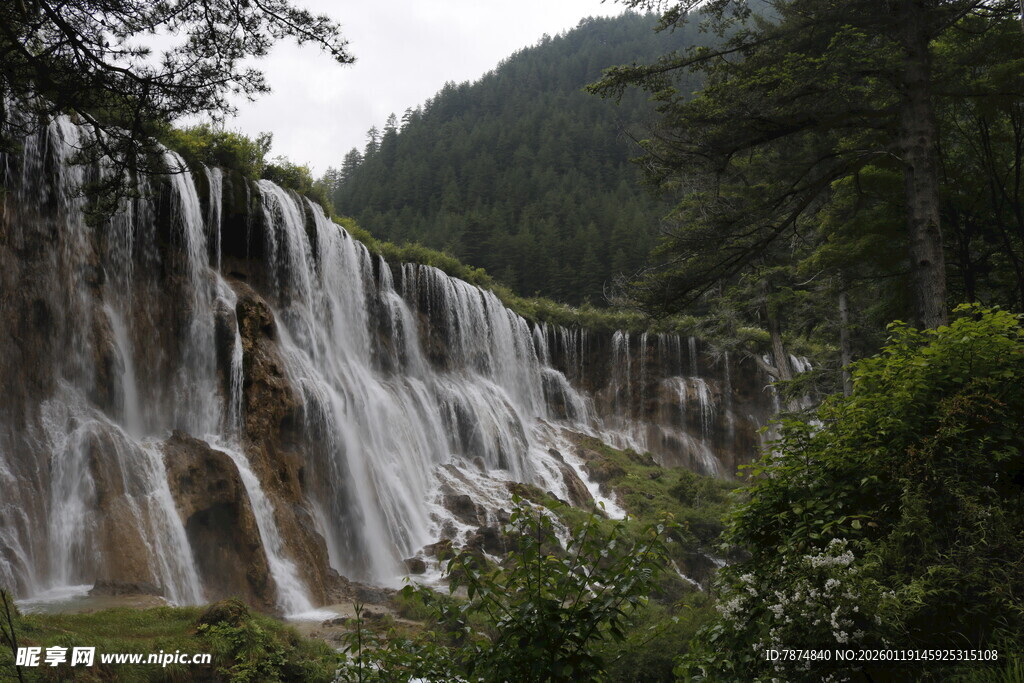 壮观山间瀑布景观