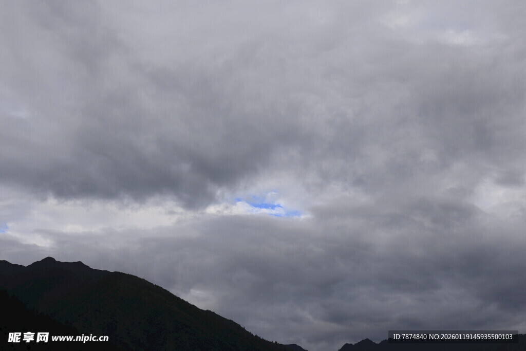 乌云下的山峦与透出的蓝天