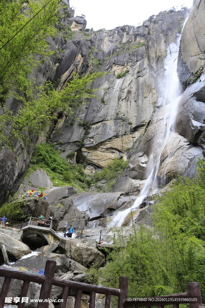 山间瀑布美景