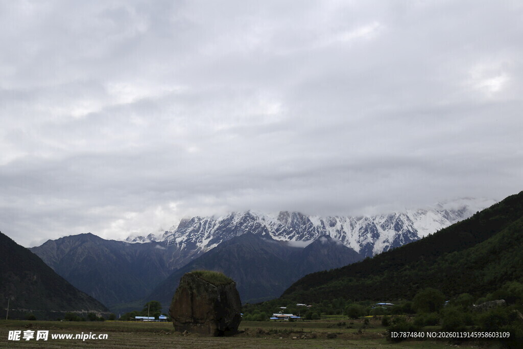 雪山下的广袤原野风光