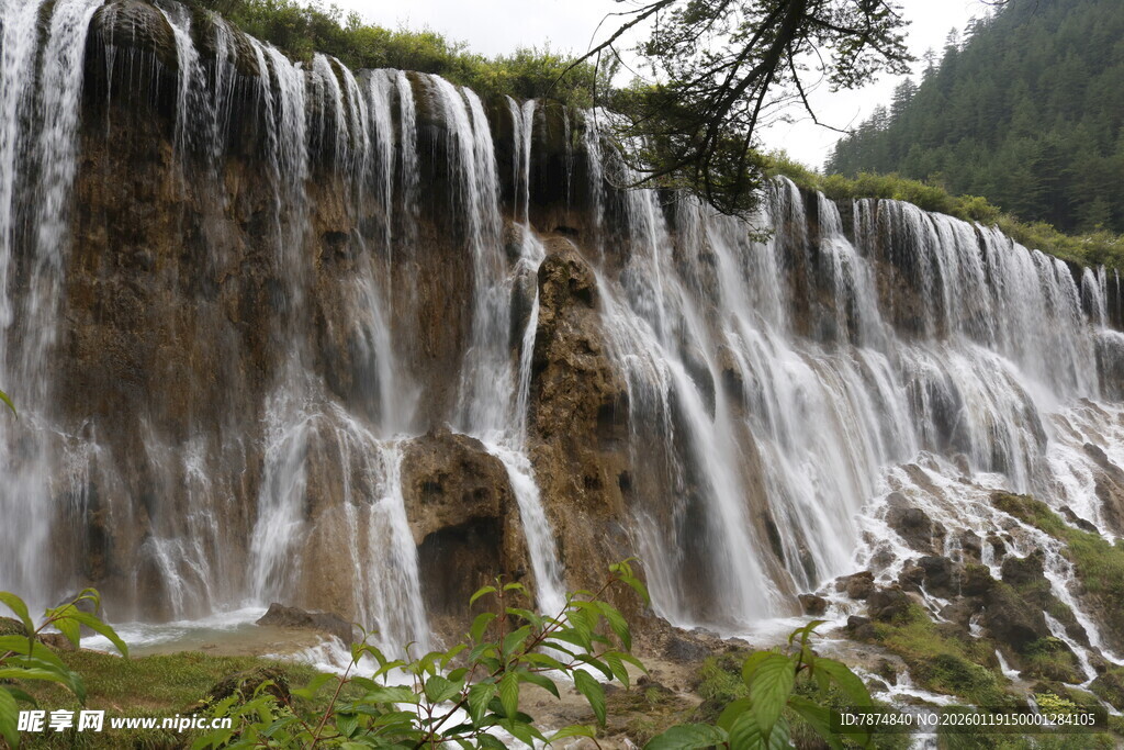 壮观山间瀑布自然美景