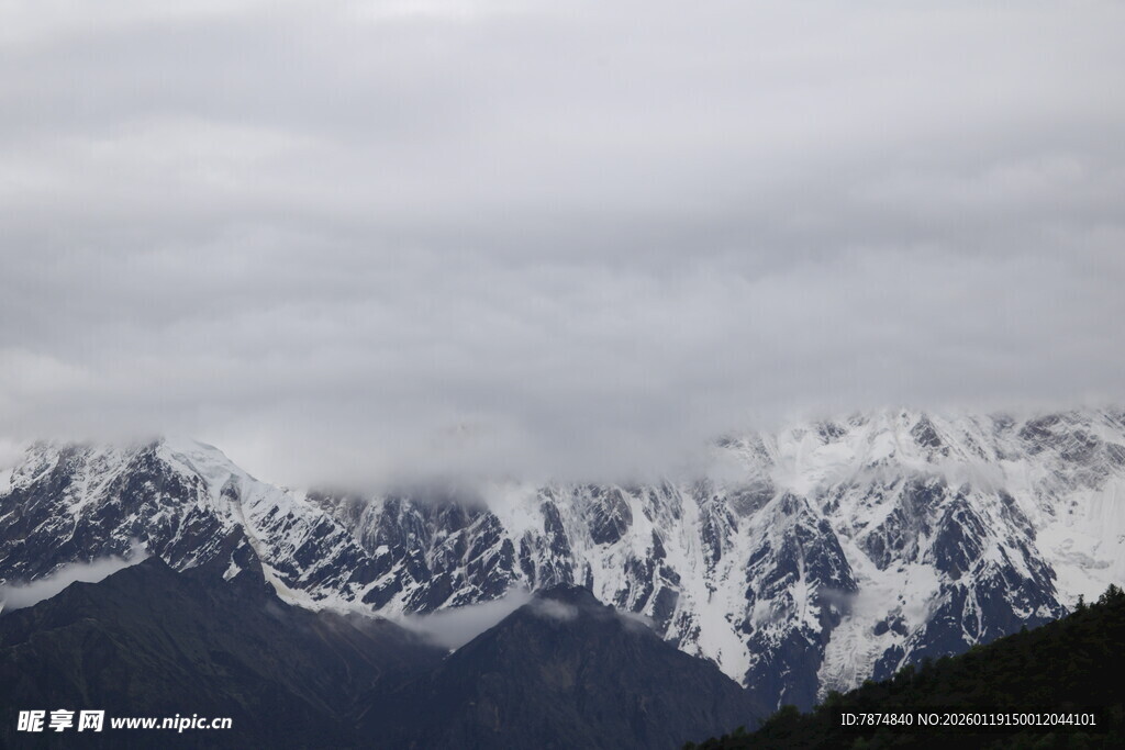 雪山远景