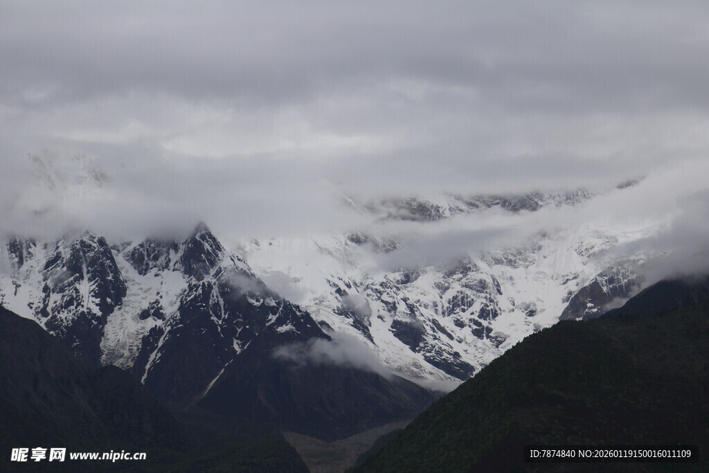 云雾缭绕的雪山美景