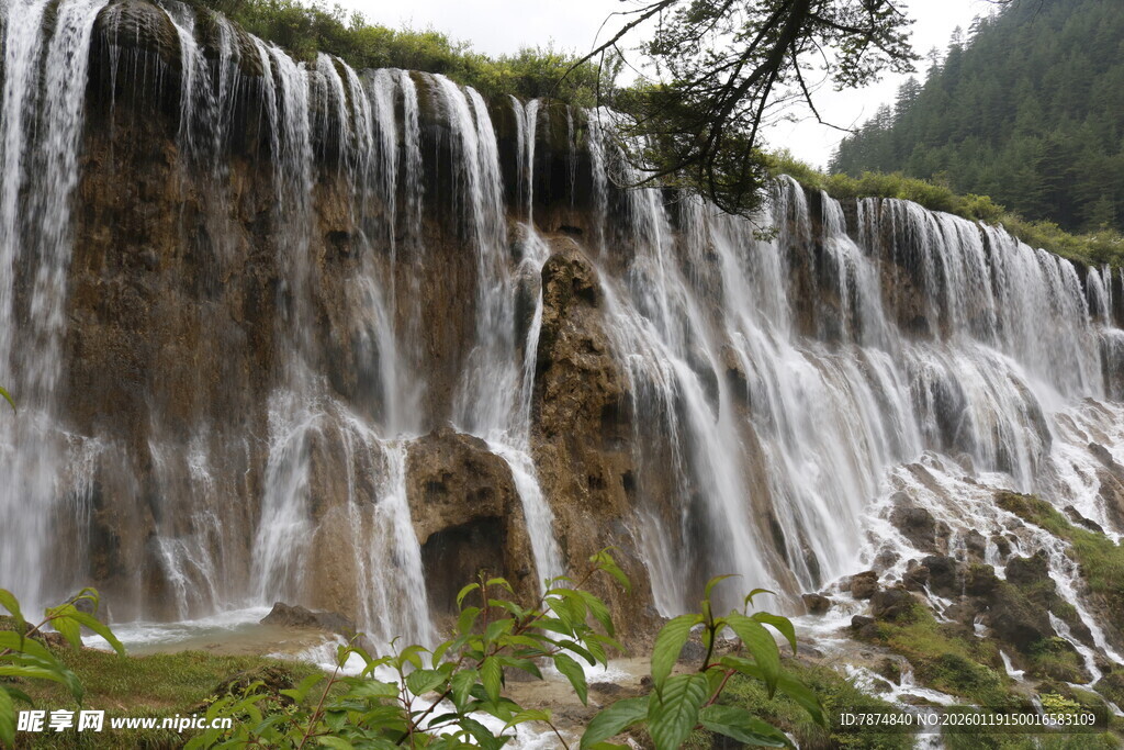壮观山间瀑布景观