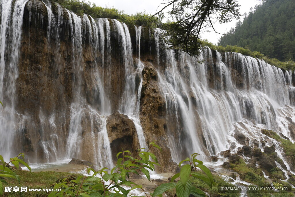 壮观山间瀑布景观