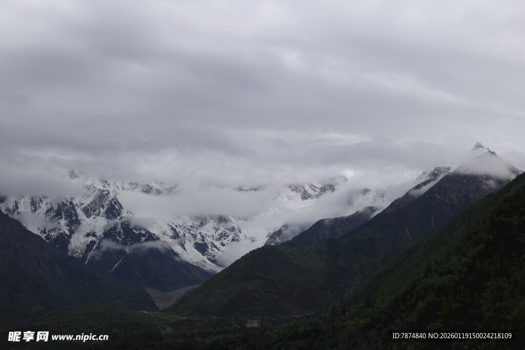 云雾缭绕的壮丽雪山景观
