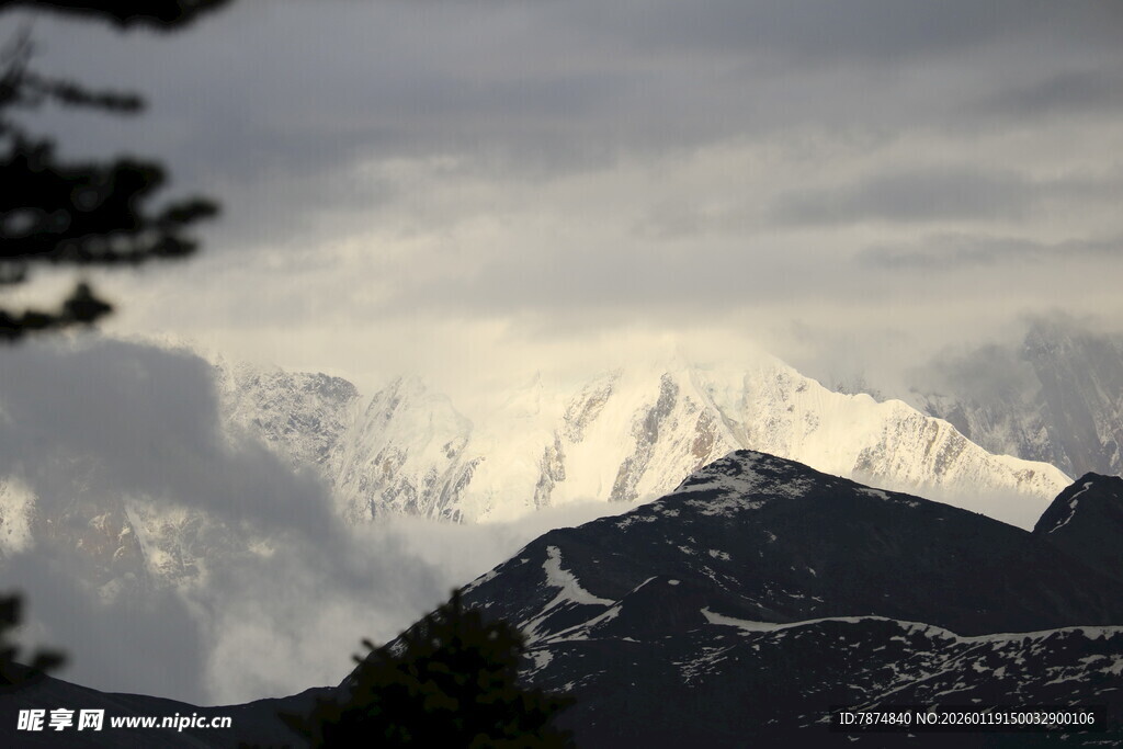 巍峨雪山云雾缭绕之景