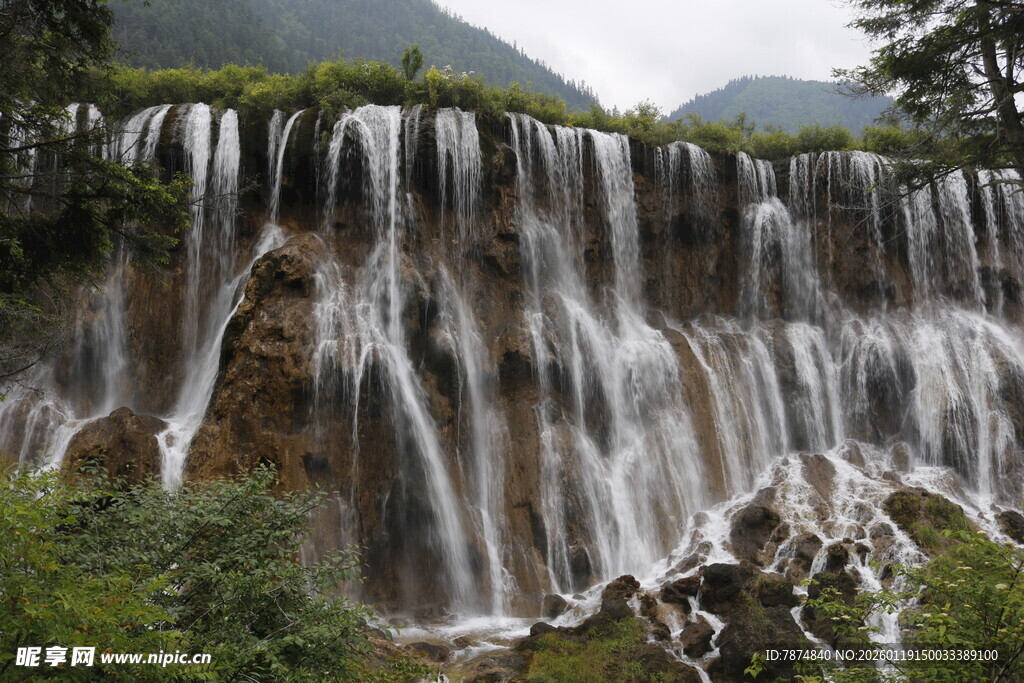 壮观山间瀑布景观