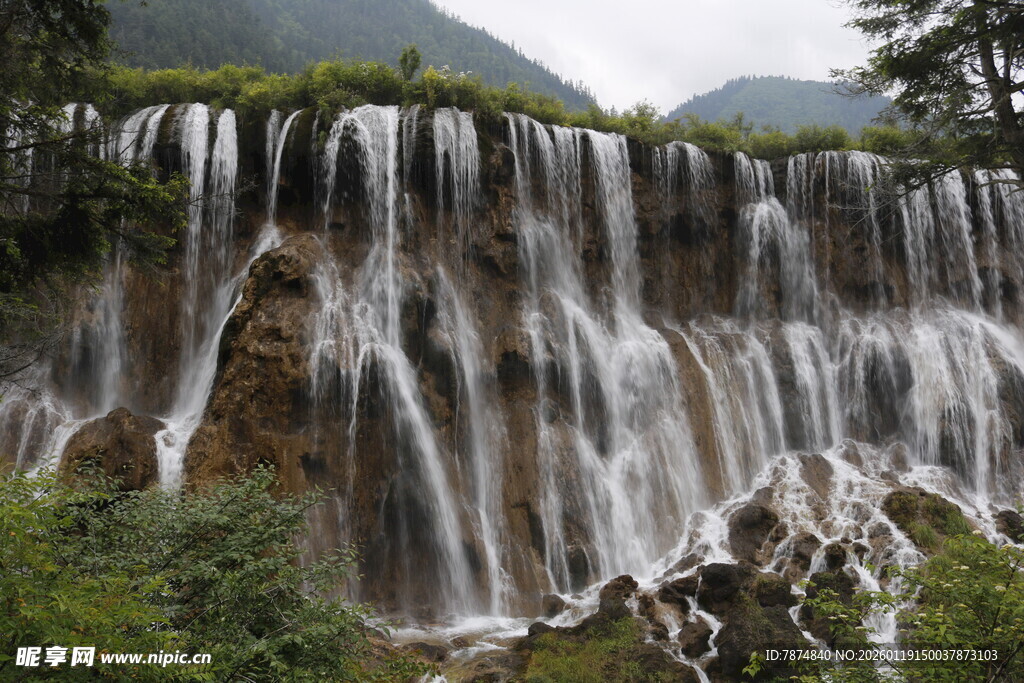 山间壮丽瀑布景观