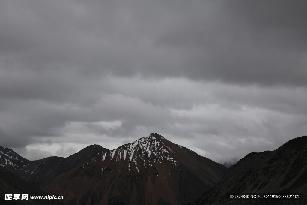 阴云下的巍峨雪山
