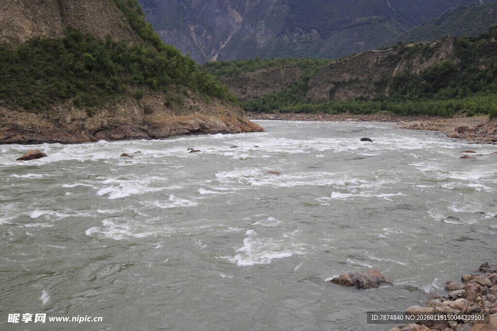 湍急河流与两岸山峦景色