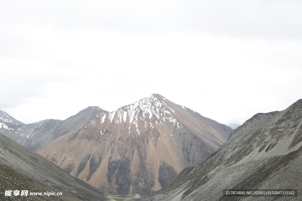 壮丽雪山山谷景观