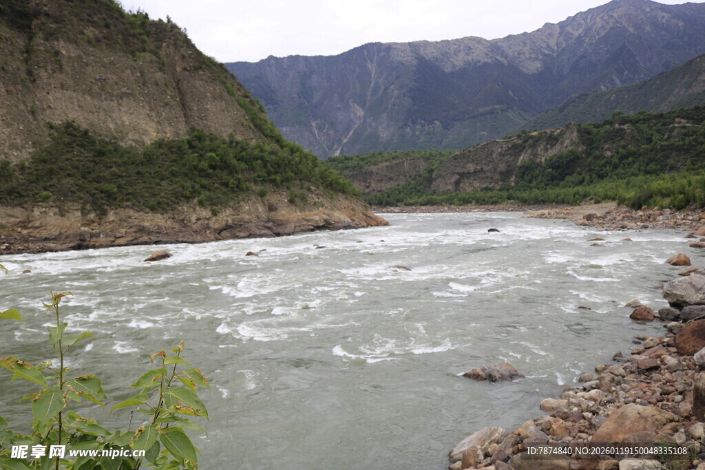 山间湍急河流风景
